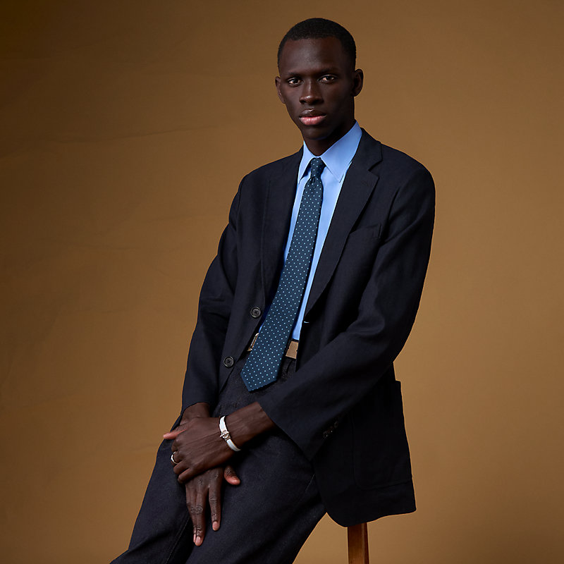 エルメス シルクタイ＜シュヴォー・アン・シンメトリー> シルクツイルタイ 7 cm 《H・アン・ムーブメント》 - ブルー | Hermès